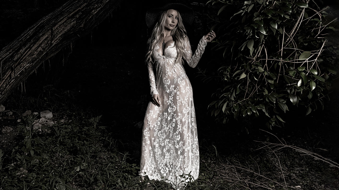 Black & White Boudoir Poses 11 Black & White Boudoir Poses