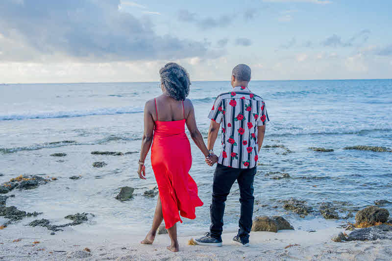 couple poses at beach｜TikTok Arama