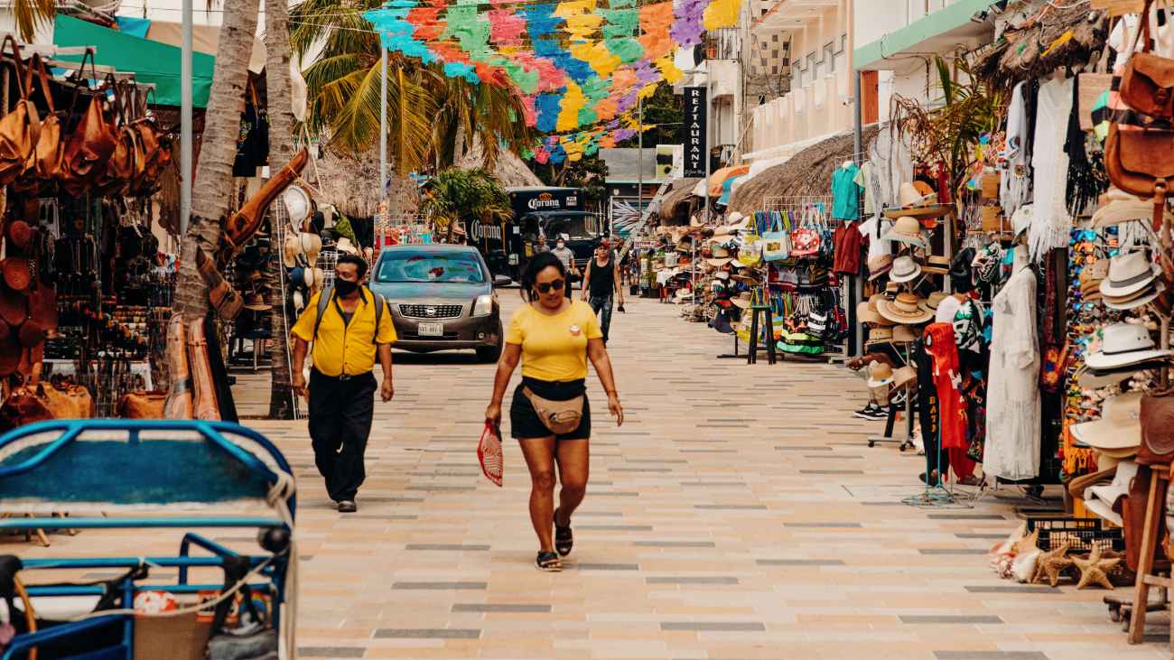 the busy 5th strip playa del carmen