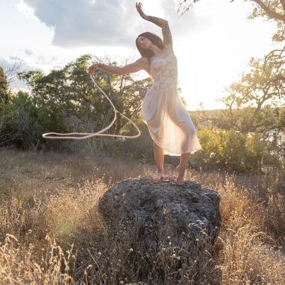 Boudoir Tips And Poses For Curvy Women 6 woman outside boudoir photoshoot ideas