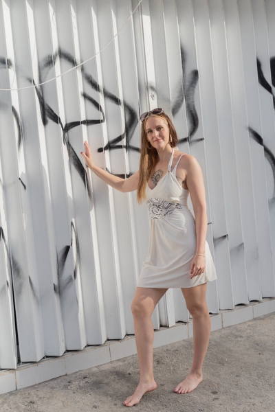 Beach Dresses: Learn The Best Dress Colors And Styles For Beach Pictures 2 white female dress pose