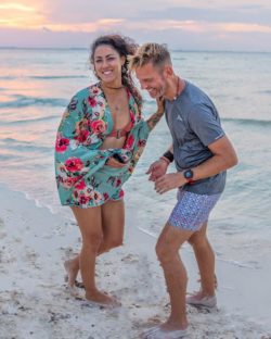 couple laughing photography in isla mujeres