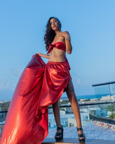 ¿Por Qué Te Gustan Las Fotos Hermosas Con Un Vestido Volador? 9 red flowy dress bikini posing ideas